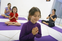 As crianças Maria Laura, Maria Livia e Francieli se concentram com a professora Carolina Oliveira